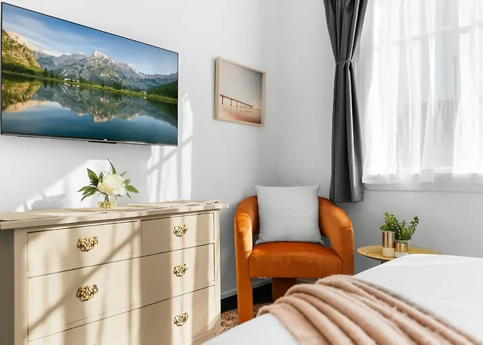Central City Villa Perfect For Up To 12-Guests